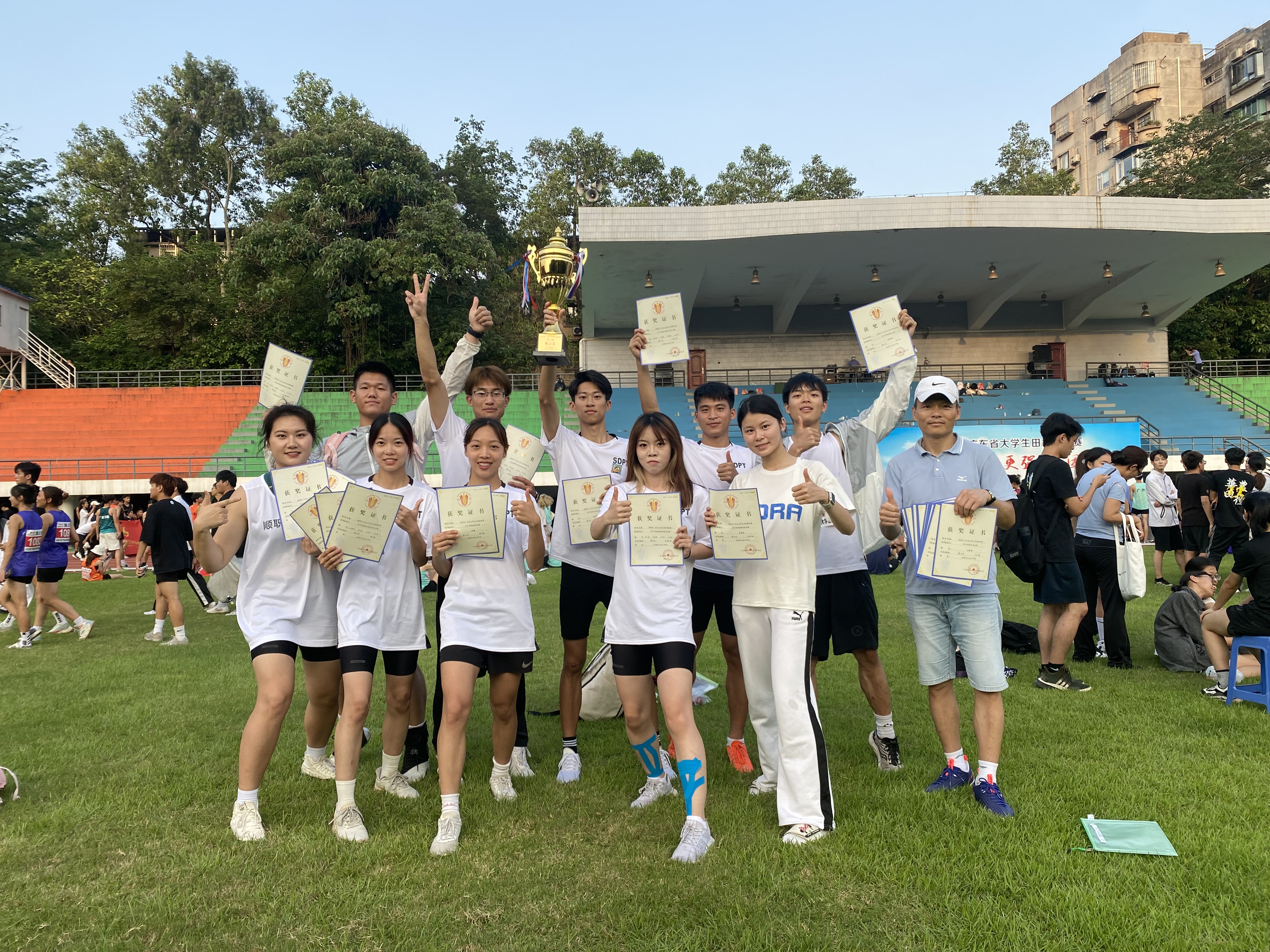 顺职院田径队赛后合影.jpg
