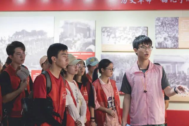 2023年11月,文学院《红动潮汕》课程学员在南澳县为研学对象讲解当地红色文化。 图片