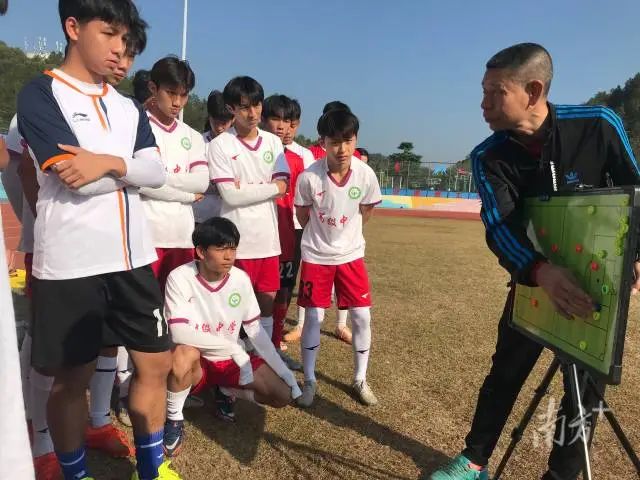 广州体育学院选派足球专家到五华县开展高水平运动员技能提升培训。 图片