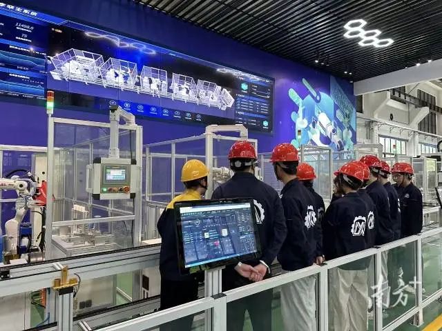 广东轻工职业技术大学智能制造专业学生在实验室学习实践。 图片