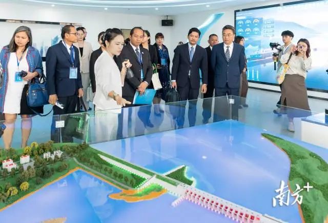 东盟国家驻华外交官一行参观广东水利电力职业技术学院教学场景。 图片
